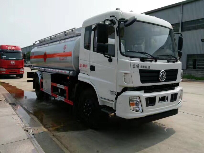 東風新款后八輪運油車