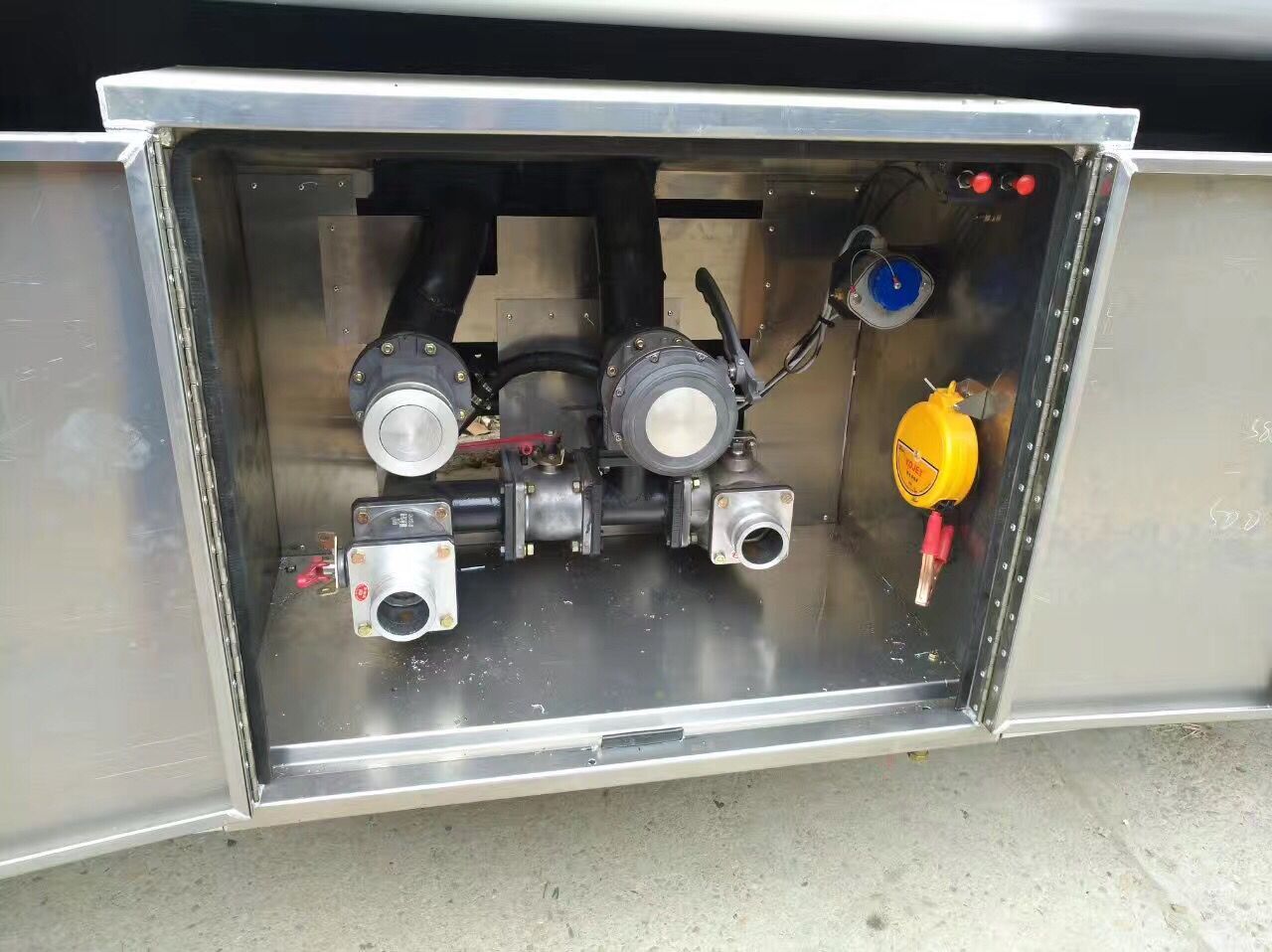 國五東風12.5方運油車