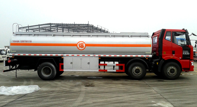 國(guó)五解放小三軸26方油罐車(chē)