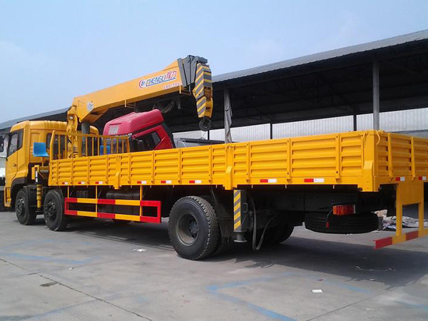 東風前四后四8.3米隨車吊