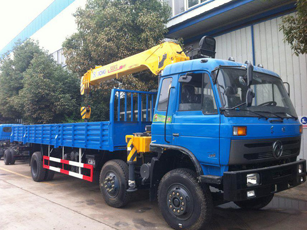 東風前四后四輪8.5米隨車吊 東風前四后四輪8.5米隨車吊