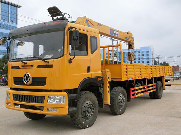 東風前四后四輪8.5米隨車吊 東風前四后四輪8.5米隨車吊