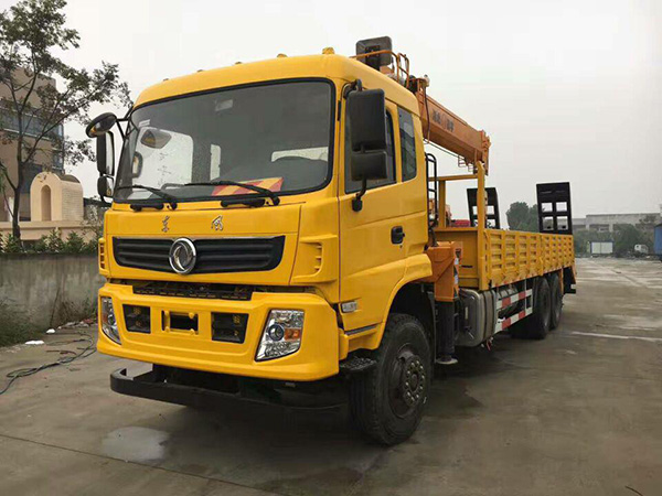 東風5.8米貨箱隨車吊